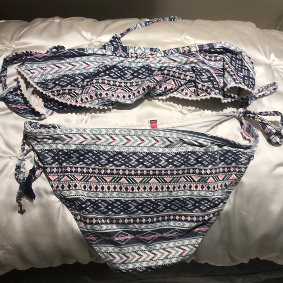 Bikini - Picture 1 of 1